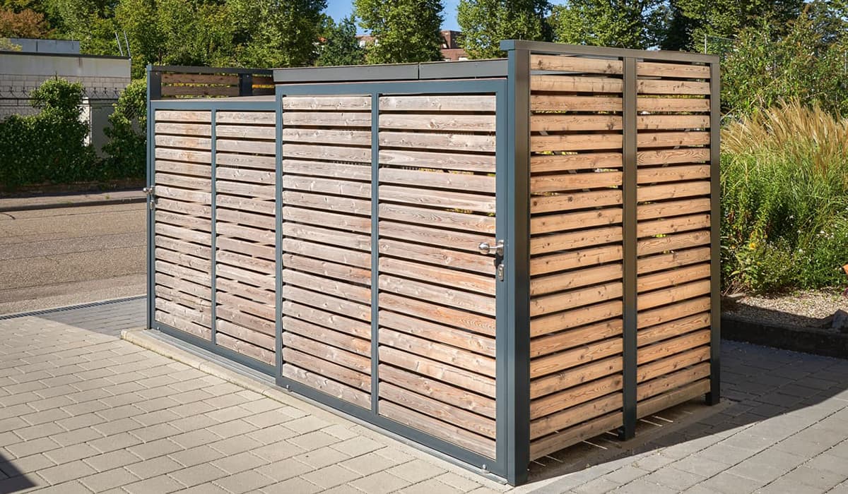 <h5>Mülltonnen-Box mit Schiebetür aus Holz</h5>