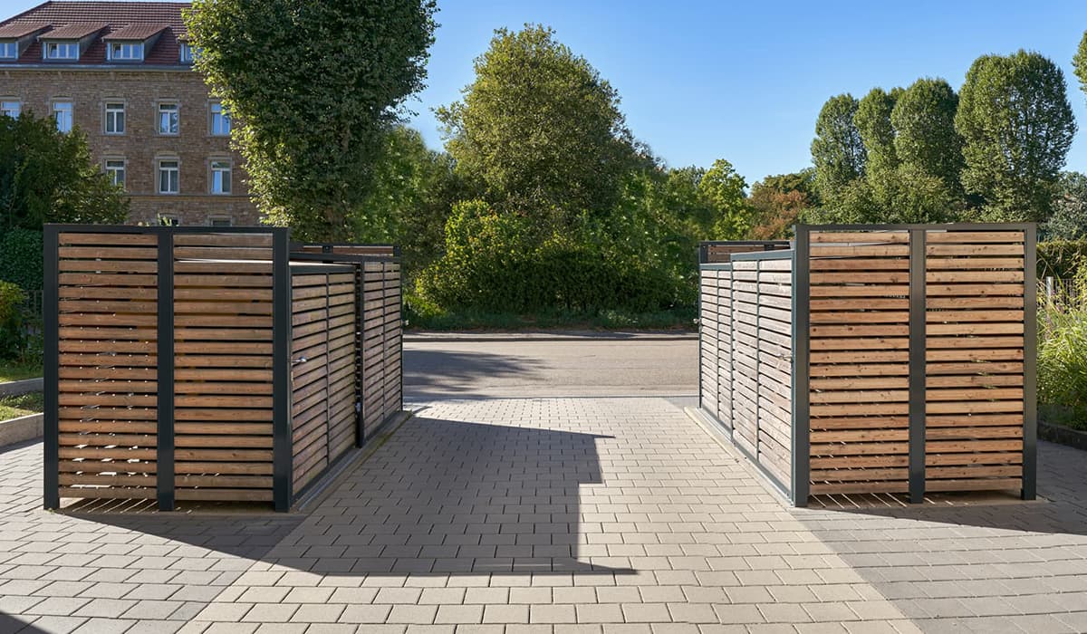 <h5>Mülltonnen-Box mit Schiebetür aus Holz</h5>