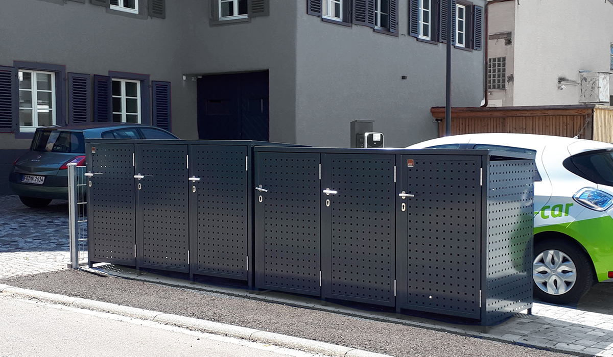 <h5>Mülltonnen-Boxen mit Drehtür aus Quadratlochblech</h5>